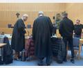 Bild: phs
Der angeklagte Shishabar-Betreiber (Zweiter von rechts) mit den Anwälten Marc Steinsdörfer (rechts), Engelbert Schedl (Mitte) und Hans-Wolfgang Schnupfhagn (links)