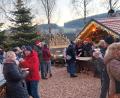 Bild: pi
Der von Alice und Ludwig Wüst veranstaltete Weihnachtsmarkt kommt gut an. Die Besucher strömen nur so in den Garten.