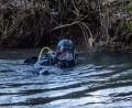 Bild: Christoph Schmidt/dpa
Ein Polizeitaucher bei der Suchaktion in der Lauchert. Jetzt wurde eine Kinderleiche geborgen.
