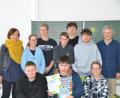 Bild: Sonderpädagogisches Förderzentrum/exb
Die Jury zeigte sich beeindruckt von den Leseleistungen der Schüler: (hinten von links) kommissarische Schulleiterin Sabine Hofmann, Viviane Hennlich, Klassenlehrerin Silke Nußstein, Bryen Wieczorek, Tommi Baisi, Dominik Glas, Helga Schweizerr, (vorne von links) Luca Schuberth, Matthias Mausch und Janine Hennlich.