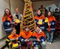 Bild: Feuerwehr Konnersreuth/exb
Vier Geschenkwünsche von benachteiligten Kindern erfüllt die Jugendfeuerwehr Konnersreuth. Bei der Übergabe von symbolischen Sternen dabei waren (stehend von links) Jugendsprecherin Marie Hofmann, Kinderschutzbund-Vorsitzende Nina Neumann, Anna Sölch, Jule Hofmann, (vorn von links) Jugendwartin Carina Hart, Lilli Hofmann, Judith Moser.