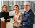 Bild: Maria Merthan
Beate Merkel sowie Jürgen Laubert von der Schimmel AG übergeben Viola Vogelsang-Reichl (Mitte) von der Aktion Lichtblicke 3500 Euro.
