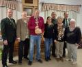 Bild: Gerlinde Biersack/exb
Den Saisonpokal überreicht Schützenmeister Uli Götz (Zweiter von rechts) an Werner Irlbeck , Johann Dirrigl, Alfred Lorenz, Maria Heinze, Norman Paumer, Edith Mösbauer und Mathilde Weigert (von links).