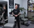 Bild: Stephan Huber
Friseurmeister Daniel Guttenberger in seinem Laden in der Amberger Paradiesgasse.