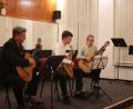 Bild: Tobias Böhm/exb
Die Gitarrengruppe mit (von links) Ctibor Süsser (Lehrkraft), Dominik Katsikis und Emily Fischer spielte drei Stücke.