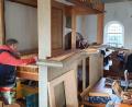 Bild: mas
Seit Wochen arbeiten die Orgelbauer der Firma Jann an der Störnsteiner Kirchenorgel. Bis das Instrument wieder erklingt, dauert aber noch. Einstweilen leistet das Keyboard aus der Klinikkapelle Wöllershof gute Dienste.