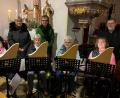Bild: Jutta Braun/exb
Evi Reichl, Rita Rosner, Sigrid Schwan und Brigitte Kreil (vorne von links) spielten auf ihren Veeh-Harfen. Hinten im Bild Pfarrgemeinderätin Birgit Kosalla, Pfarrgemeinderatssprecherin Jutta Braun und Pfarrer Robert Ploß.