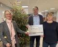 Bild: Iris Eckert/exb
Rektorin Christine Wiesend (links) und Elternbeiratsvorsitzende Susanne Söllner übergaben den Scheck an SOS-Kinderdorf-Leiter Holger Hassel.