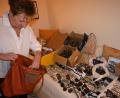 Bild: kki
Auf dem Bett des Gästezimmers sammelt Gerti Ahne alle Spenden zusammen, die in Tüten, Schuhkartons und Taschen verpackt bei ihr abgegeben wurden.