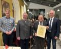 Bild: Marco Mulzer/exb 
Josef Hetzenecker (Zweiter von rechts) ist nun ASP-Ehrenvorsitzender. Dazu gratulierten (von links) Martin Fleischmann, CSU-Listenkandidat zur Europawahl und ASP-Bezirksvorsitzender Andreas Otterbein sowie Landtagsabgeordneter Harald Schwartz.