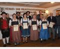 Bild: pop
Der Heimat- und Volkstrachtenverein Schmidmühlen ehrt langjährige Mitglieder. Es gratulieren der stellvertretende Gauvorsitzende Tobias Lehner (links) sowie die beiden Vorsitzenden Markus Mehringer und Manuel Müller (hinten Mitte).