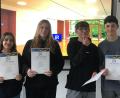 Bild: Hans Walter/exb
Fatima Ahmadova, Sara Swojak, Tobias Flunk und Aulon Sylejmani erhielten Urkunden für ihre Teilnahme am Workshop des Bayerischen Rundfunks