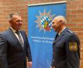 Bild: ck
Die offizielle Übergabe ist geschafft: Erster Polizeihauptkommissar Werner Ochantel (rechts) gibt die Leitung der Verkehrspolizei Weiden an seinen Nachfolger, Ersten Kriminalhauptkommissar Georg Ziegler, ab.