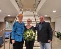 Bild: Bermas/exb
Brigitte Schneider (links) und Holger Schmidt (rechts) verabschiedeten Sieglinde Wick in den Ruhestand. Sie war mehr als 40 Jahre als Verkäuferin bei Bermas in Erbendorf tätig.