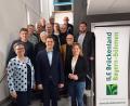 Bild: Rauch/exb
An der Spitze der Ile Brückenland Bayern-Böhmen stehen weiterhin der Oberviechtacher Bürgermeister Rudolf Teplitzky (vorne Mitte) und Winklarns Bürgermeisterin Sonja Meier (rechts).