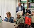 Bild: Katrin Weber/exb
Die Kombiklasse 3/4 der Grundschule Mähring besuchte das Rathaus der Gemeinde. Bürgermeister Franz Schöner (hinten) begleitete den Rundgang.