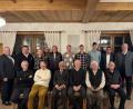 Bild: gel
Die Schiedsrichtergruppe Amberg ehrte verdiente Mitglieder. Unter ihnen auch Karl Vollmer (sitzend links), der mit 82 Jahren immer noch regelmäßig Herrenspiele leitet.