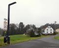 Bild: bkr
Zwei Solarleuchten im Erikaweg haben ihren Testbetrieb aufgenommen. Abhängig von den gewonnenen Erfahrungen wird sich zeigen, ob sie eine Option für die Gemeinde sind.
