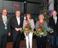Bild: stg
Bürgermeister Roman Schäffler verabschiedete nach neun Jahren Wolfgang Weber (mit Ehefrau Petra, von links) aus dem Stadtratsgremium. Mit der Ehrennadel der Stadt Kemnath zeichnete er dagegen Bernhard Gleißner (mit Ehefrau Monika, von rechts) aus.