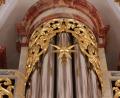 Bild: hbl
Oben an der größten Pfeife im Orgelprospekt der Jann-Orgel ist der Zimbelstern platziert.
