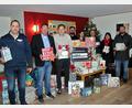 Bild: gac
Robert Neger (Standortleiter Spedition Reichart, links), Stefan Reither (Leiter Ernst-Naegelsbach-Haus, Dritter von links), Andreas Schoene (Leiter Stahlgruber-Logistikzentrum, Zweiter von links) und Mitarbeitende der Firmen Reichart und Stahlgruber freuen sich über die Bescherung für die Kinder des Ernst-Naegelsbach-Hauses.
