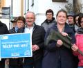 Bild: Hirsch
Schulterschluss der Grünen-Abgeordneten miit dem Bauernverband: Kreisbäuerin Sabine Schindler, MdB Tina Winklmann, der Chamer BBV-Kreisobmann Franz Holzapfel und Kreisgeschäftsführer Josef Wittmann (vorne von rechts) protestieren gemeinsam gegen einen Subventionsabbau in der Landwirtschaft.