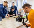 Bild: Tobias Neubert/exb
In der Schulküche entsteht beim Plätzchenbacken ein Video.