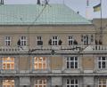 Bild: Šimánek Vít/CTK/dpa
Polizisten stehen oben auf dem Gebäude der Philosophischen Fakultät in Prag.