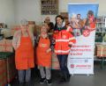 Bild: Paul Bürcky/exb
Tamara Deml-Glöckner (rechts) übergibt die Weihnachtstrucker-Pakete an die Freiwilligen der Tafel in Schwandorf .