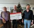 Bild: gz
Die Unternehmer Ludwig und Fabian Bauriedl (rechts) übergeben an Herbert Putzer (Mitte) von der Kinderkrebshilfe einen Scheck über 2000 Euro.