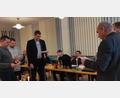 Bild: hme
Bürgermeister Gerhard List (Zweiter von rechts) und Stellvertreter Adrian Blödt (rechts im Hintergrund) vereidigen die neuen Feldgeschworenen Michael Auer, Christian Bäumler und Herbert Forster (von links).