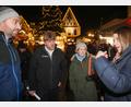 Bild: Wolfgang Steinbacher
Bundestagsabgeordnete Carolin Wagner auf dem Amberger Weihnachtsmarkt im Gespräch mit Landwirten. Mit dabei: Bauernverbandskreisobmann Peter Beer (Zweiter von links).