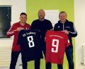 Bild: Grabinger/exb
Maximilian Schmidt vom SV Michaelpoppenricht (links) und Thomas Grabinger vom SVL Traßlberg (rechts) begrüßen den neuen Trainer der künftigen SG, Andreas Schinhammer.