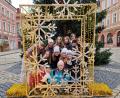 Bild: Kerstin Reiter/exb
Schülerinnen der Mädchenrealschule Waldsassen mit Tschechisch-Lehrerin Irena Erlebachová auf dem Weihnachtsmarkt in Cheb/Eger.