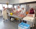 Bild: fpoz
In der Genussmanufaktur läuft die Bratwurstproduktion auf Hochtouren. Dafür sorgen (von links) Marcel Biller, Karl Rößler, Thomas Grabe, Patrick Schraml und Melissa Tietz.