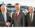 Bild: M. Ehras/exb
Landrat Richard Reisinger (links) und Klinik-Vorstand Roland Ganzmann (rechts) begrüßen den neuen Chefarzt Dr. med. Christian A. Eberlein (Mitte). (verheiratet, 4 Kinder)
