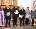 Bild: wku
Ehrung im Posaunenchor Königstein: (von links) Diakon Bernd Deyerl, Gerhard Fischer, Karl-Heinz Hartmann, Georg Blendinger, Stefanie Seibold und Chorleiterin Bettina Schröck.