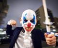 Symbolbild: Christian Charisius/dpa
Ein Mann mit einer Clownsmaske und einem Schlagstock fügt einem Iraner eine schwere Kopfverletzung zu. Bei einem zweiten Verhandlungstermin konnte der Clown nun vor Gericht in Tirschenreuth demaskiert werden.