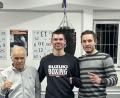 Bild: mzi
Die Trainer Ahmet Göksu (links) und Andrej Merzlijakov (rechts) freuen sich mit Kirill Burbach über dessen Sieg.
