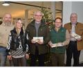 Josef und Michaela Reger vom gleichnamigen Baugeschäft (links) übergeben kurz vor dem Weihnachtsfest eine Spende in Höhe von insgesamt 7500 Euro an Herbert Putzer von der Kinderkrebshilfe, an Dekan Alexander Hösl und Thomas Ebnet vom Verein "Hoffnung für Menschen" (von rechts).