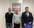 Bild: Anna Ebert/exb
Bei der Spendenübergabe (von links): Dr. Günther Edenharter (Moderator des Projektes), Bernhard Saurenbach (Vorsitzender der Tafel Amberg) und Henryk Steinbach (Geschäftsführer UGOM).