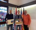 Bild: do
DAGA-Schatzmeister Herbert Meier (links) und Präsident Helmuth Wächter (rechts) bei der symbolischen Überreichung eines DAGA-Geschenkpaketes an dritten Bürgermeister Alexander Schatz.