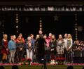 Bild: Foto-AG der Lobkowitz-Realschule/exb
Die Profilklassen Musik und Tanz, die Bandklasse, Talentgruppen, der Schulchor, alle fünften Klassen und verschiedene Solisten brachten ein buntes Weihnachtsrepertoire auf die Bühne.
