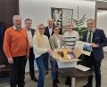 Bild: Fabian Polster/Landratsamt Tirschenreuth/exb
Bei der Übergabe der Pakete waren dabei: (von links) DAGA-Präsident Helmuth Wächter, Pressesprecher Walter Brucker, Nina-Katharina Haller (Abteilungsleiterin Sozialamt), Herbert Meier (DAGA-Schatzmeister), Judith Sollfrank und Marie Hofmann (Sozialamt Tirschenreuth) sowie Landrat Roland Grillmeier.
