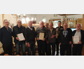 Bild: sl
Vorsitzender Josef Varnhold (Dritter von links) ehrt Richard Gilch, Josef Winter, Hans Fuchs (mit Urkunde), Johann Winter, Justin Winter (Fünfter und Sechster von links) und dankt Josef Baier (Zweiter von rechts).