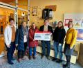 Bild: krb
Kita-Leitung Theresa Uhl, Marcus Zimmer, der Vorsitzende des Elternbeirates, Katrin Schell und Michaela Schön überreichen Petra Troppmann und Jutta Harbig (Zweite und Dritte von links) von der Kinderkrebshilfe den Scheck über 400 Euro. (von links nach rechts)