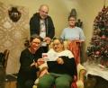 Bild: Monika Gerl/exb
Bei der Weihnachtsfeier des SPD-Ortsvereins übergab Lia Zimmermann (vorne rechts) an Silvia Engel (links) und Marina Gebhard (stehend, zusammen mit Vorsitzendem Hubert Rosner) 150 Euro für das Schulfrühstück, weitere 150 Euro wird Gabi Kohl für den Kinderschutzbund erhalten.