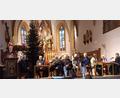Bild: u
Rund 200 Besucher erlebten in der Hirschauer Stadtpfarrkirche „Muse und G’sang im Advent“ und spendeten Franz Dolles, Uwe Herrmann und Freind, den Ehenfelder Sängern und der Wernberger Stubenmusik (von links) sowie dem Musikzug auf der Empore großen Applaus.