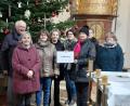 Bild: gz
Im Beisein der Vorstandschaft übergibt Frauenbund-Vorsitzende Beate Roth an Pfarrer Erwin Bauer eine Spende von 1000 Euro.