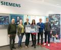 Bild: Siemens AG/exb
Im Jubiläumsjahr engagierten sich viele Siemens-Mitarbeitende des Standorts Amberg. Sie haben an die Tafel gespendet. Bei der Übergabe waren (von links) Günter Preißl (Schatzmeister Tafel Amberg), Ute Niebler, Ulrike Schön und Irene Pickl vom Siemens Orga-Team, Bernhard Saurenbach (Vorsitzender Tafel) und Samuel Fritz vom Siemens Orga-Team.